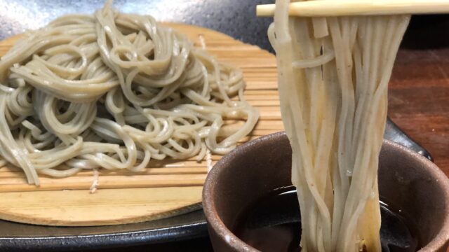 十割蕎麦をそばつゆにつけたところ