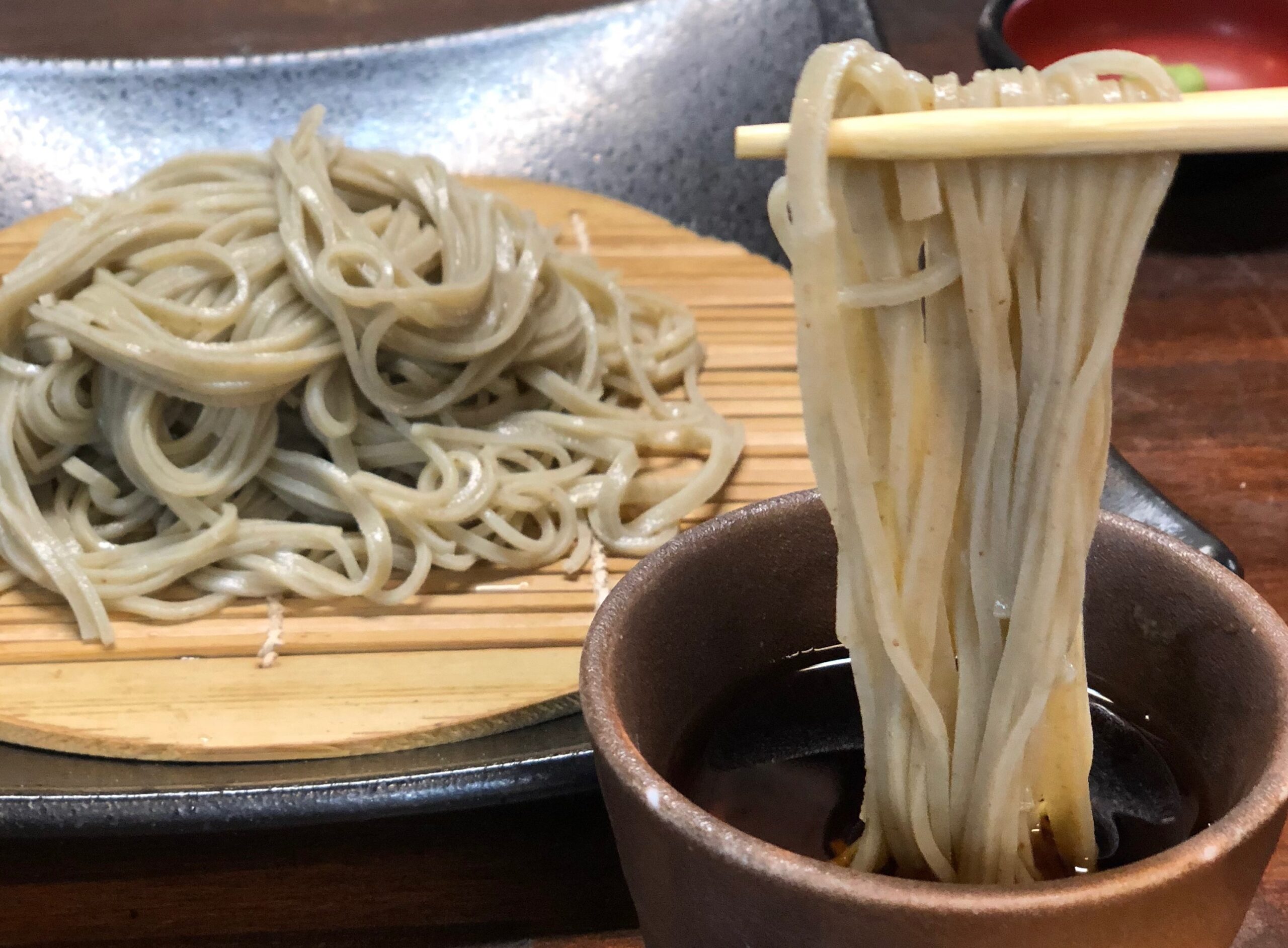 十割蕎麦をそばつゆにつけたところ